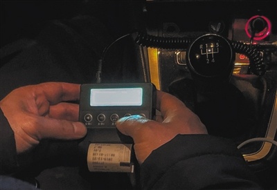 新京报：黑车用“打表软件”计价 3公里收92元