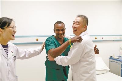 [人民网]“光明行动”专项医疗服务圆满结束