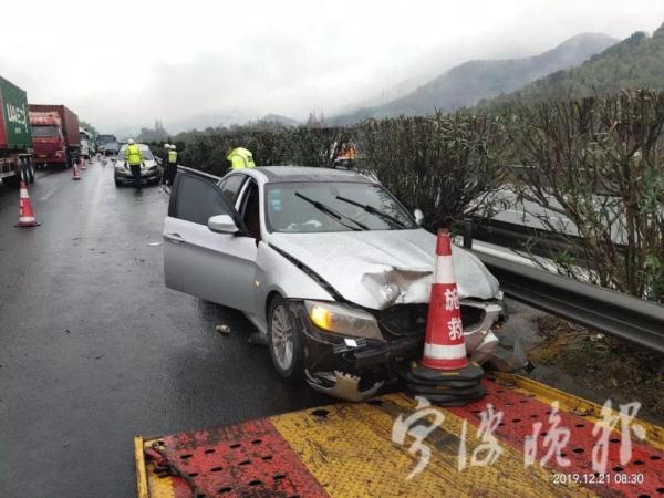澎湃新闻■19岁男生无证驾驶上高速，追尾后不报警电召父母赶来私了