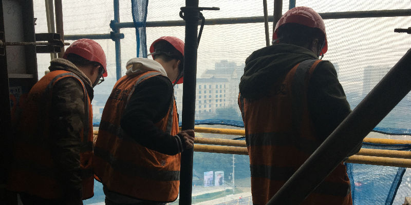 经济观察报：被“催熟”的青春：00后工地少年在灰土与扬尘中的人生轨迹