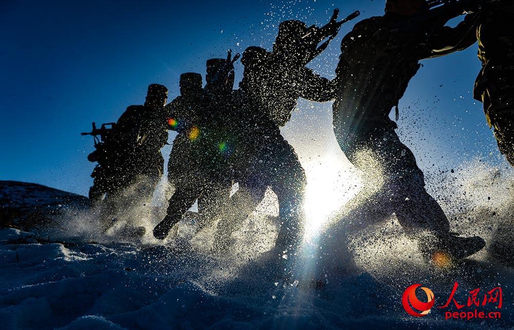 穿林海跨雪原 00后兵哥哥雪野出击