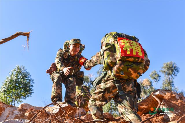 武警某部機動第八支隊新兵大隊進行了為期3天的野營拉練,拉練官兵一路