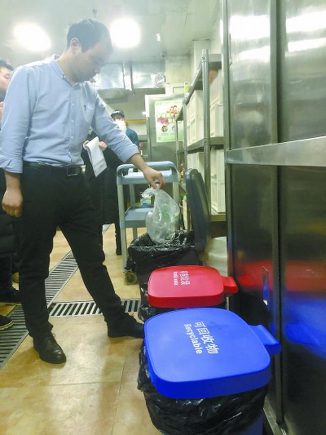 「北京日报客户端」探访簋街垃圾分类情况：老牌美食街 分类有新招儿