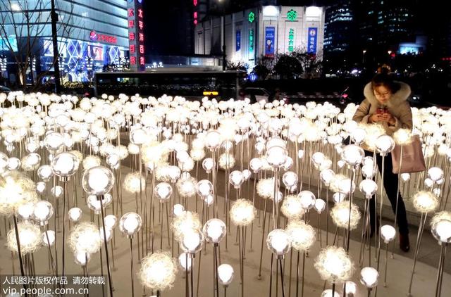 「人民网」上海：2万盏蒲公英灯亮相徐家汇街头