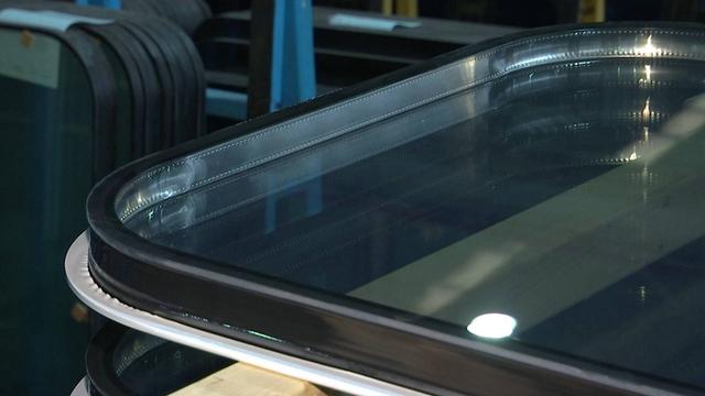 高质量发展新嬗变丨既要"坚硬"又要"易碎",高铁车窗玻璃:我是怎么炼成