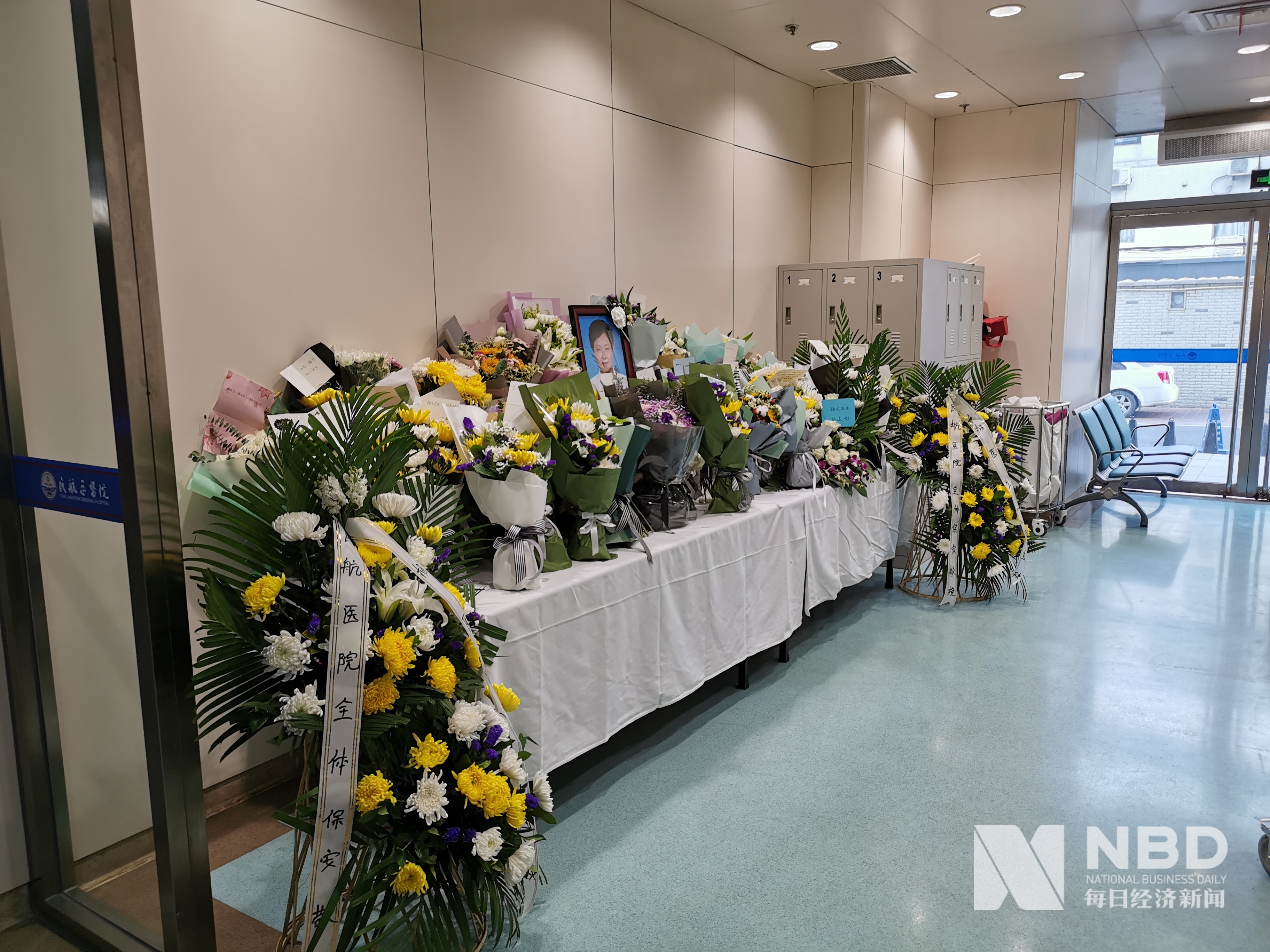 每日经济新闻■民航总医院急诊科日常：送给杨文医生礼物不断，护士接诊间隙鞠躬致谢