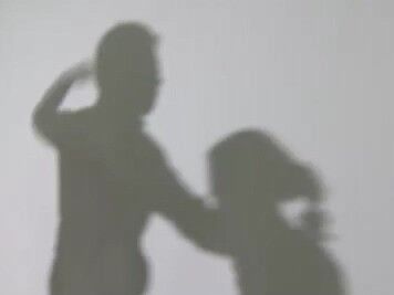 [环球网]把5岁女儿放到背包两小时后致死，这个妈妈被捕