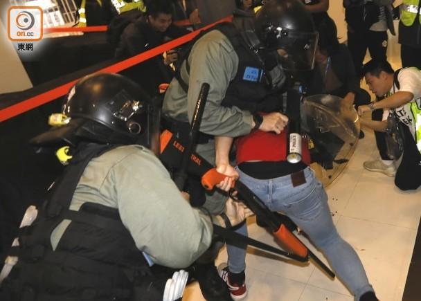 台海网@又有暴徒抢港警防暴枪，被当场撂倒