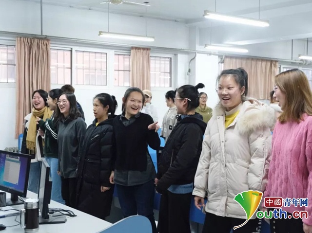 中国青年网@高校老师用“抖肩舞”教英语 学生上课唱歌跳舞