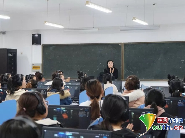 中国青年网@高校老师用“抖肩舞”教英语 学生上课唱歌跳舞