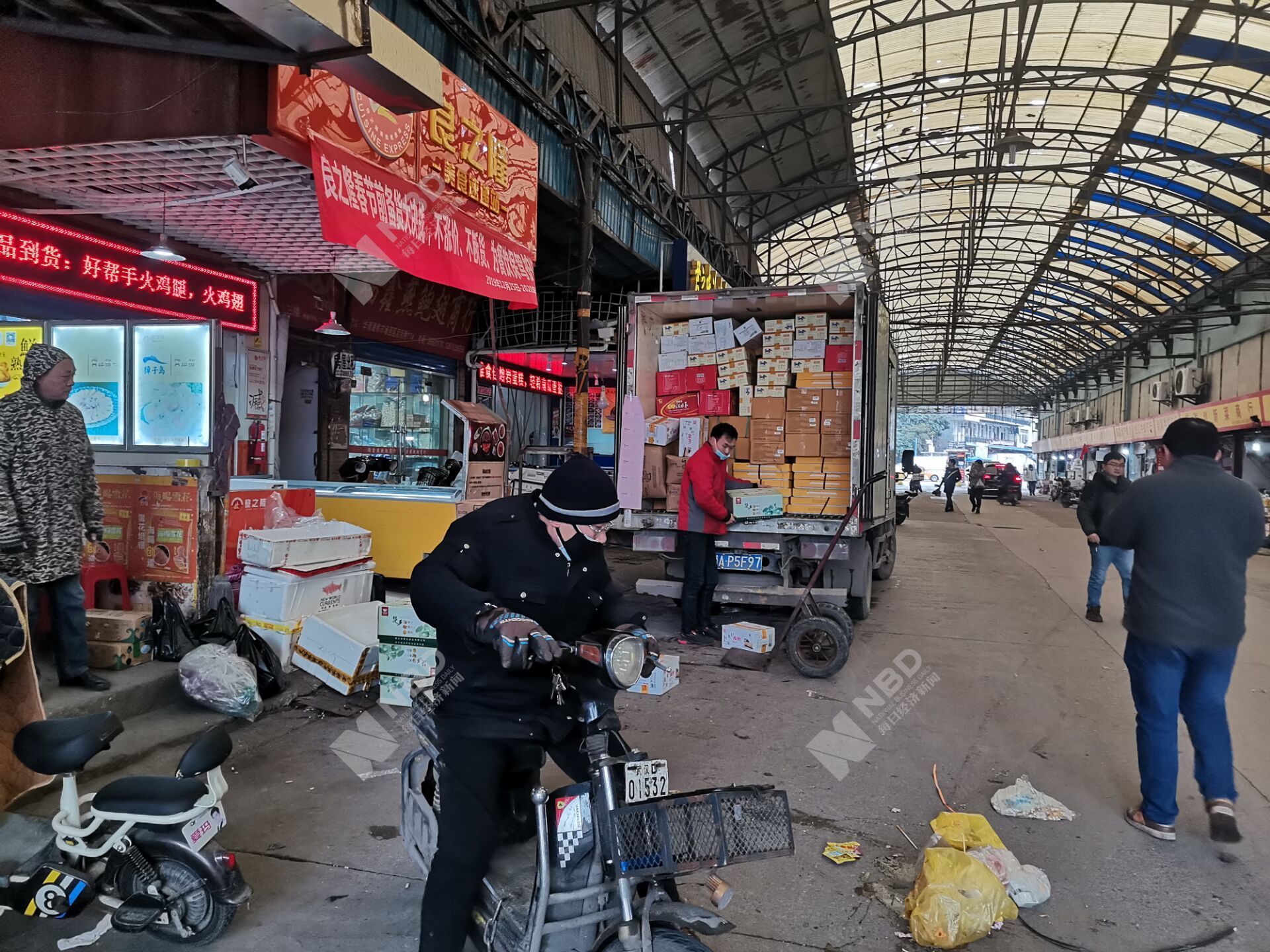 「每日经济新闻」图集丨探访武汉不明原因肺炎始发海鲜批发市场