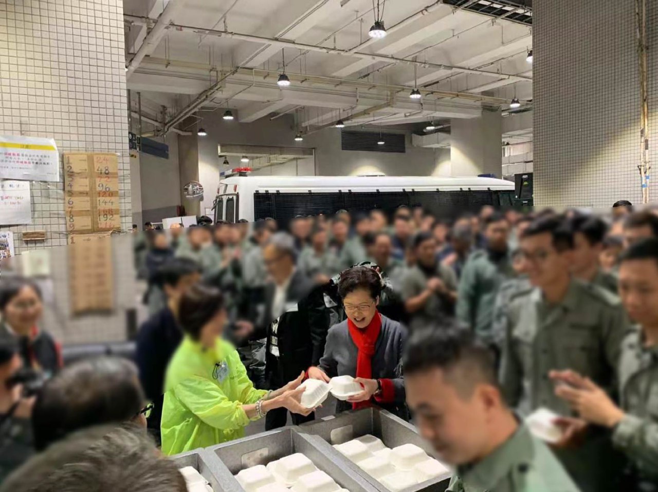 文汇报：林郑月娥慰问香港警队：正义永远站在我们这一边