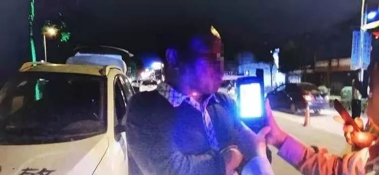 「南国都市报」黑榜！夜查酒驾，屯昌一晚上这8个“醉猫”落网