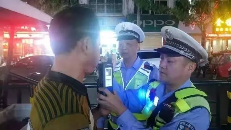 「南国都市报」黑榜！夜查酒驾，屯昌一晚上这8个“醉猫”落网