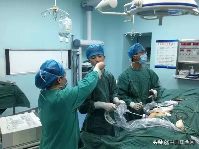 [中国江西网]江西一“95后”男护士口服葡萄糖坚守岗位 感动网友