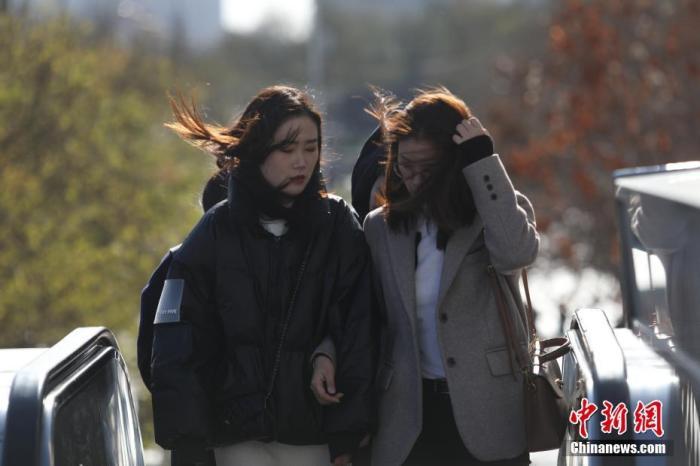 【中国新闻网】较强冷空气继续影响黄淮以南地区 局地降温可达8℃