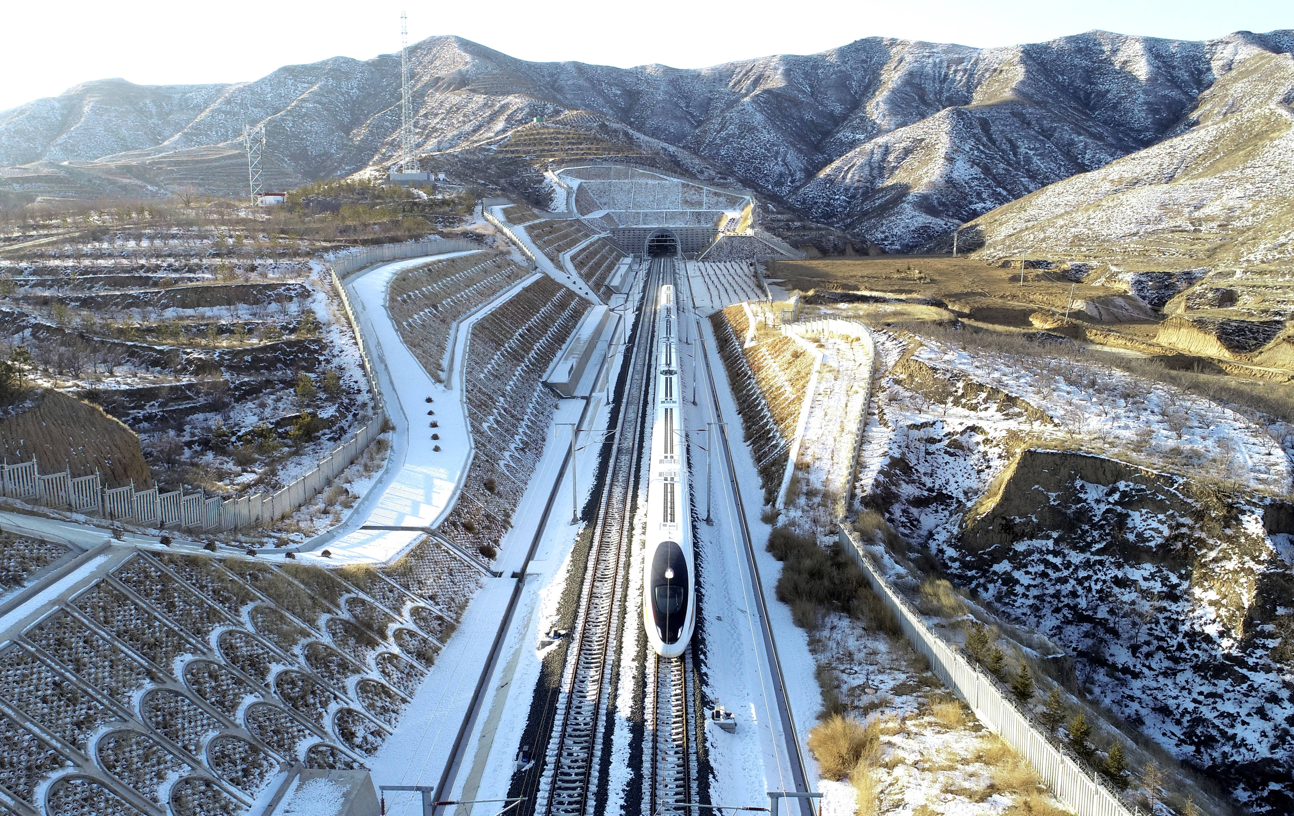 鸟瞰行驶在崇礼铁路的首列运营复兴号列车