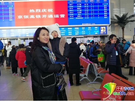「中国青年网」记京张高铁开通首日：寒气、人气带来热气、喜气