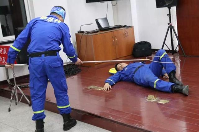 北京日报客户端：冰上遇险切勿盲目施救，切记第一时间报警
