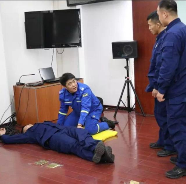 北京日报客户端：冰上遇险切勿盲目施救，切记第一时间报警