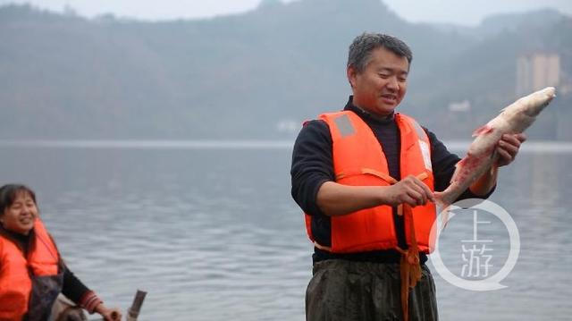 「上游新闻」上游纪录丨禁渔十年，我种树 她清漂
