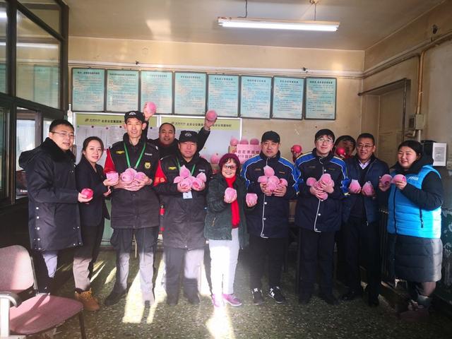#北京日报客户端#新年伊始，这位老年舞蹈家为510路送来数十箱苹果