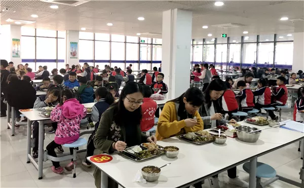 每日经济新闻：四部门发文！这次真要和校园小卖部说再见了？