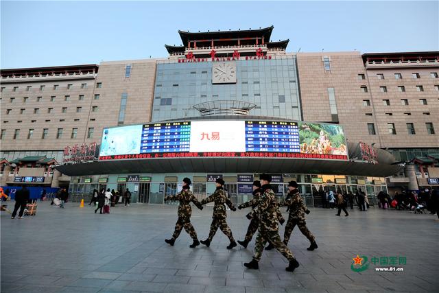 中国军网@元旦出行：武警战士守护你的平安