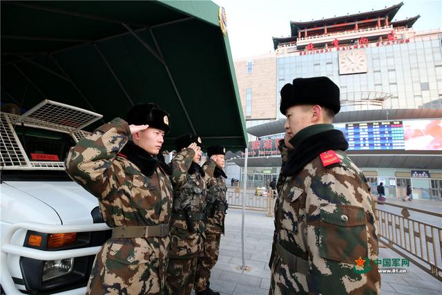 中国军网@元旦出行：武警战士守护你的平安