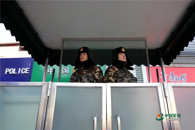 中国军网@元旦出行：武警战士守护你的平安