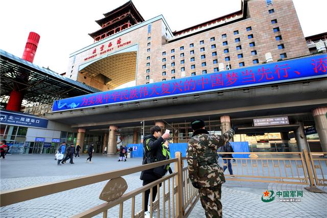 中国军网@元旦出行：武警战士守护你的平安