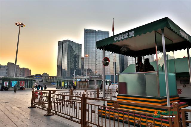 中国军网@元旦出行：武警战士守护你的平安