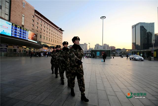 中国军网@元旦出行：武警战士守护你的平安