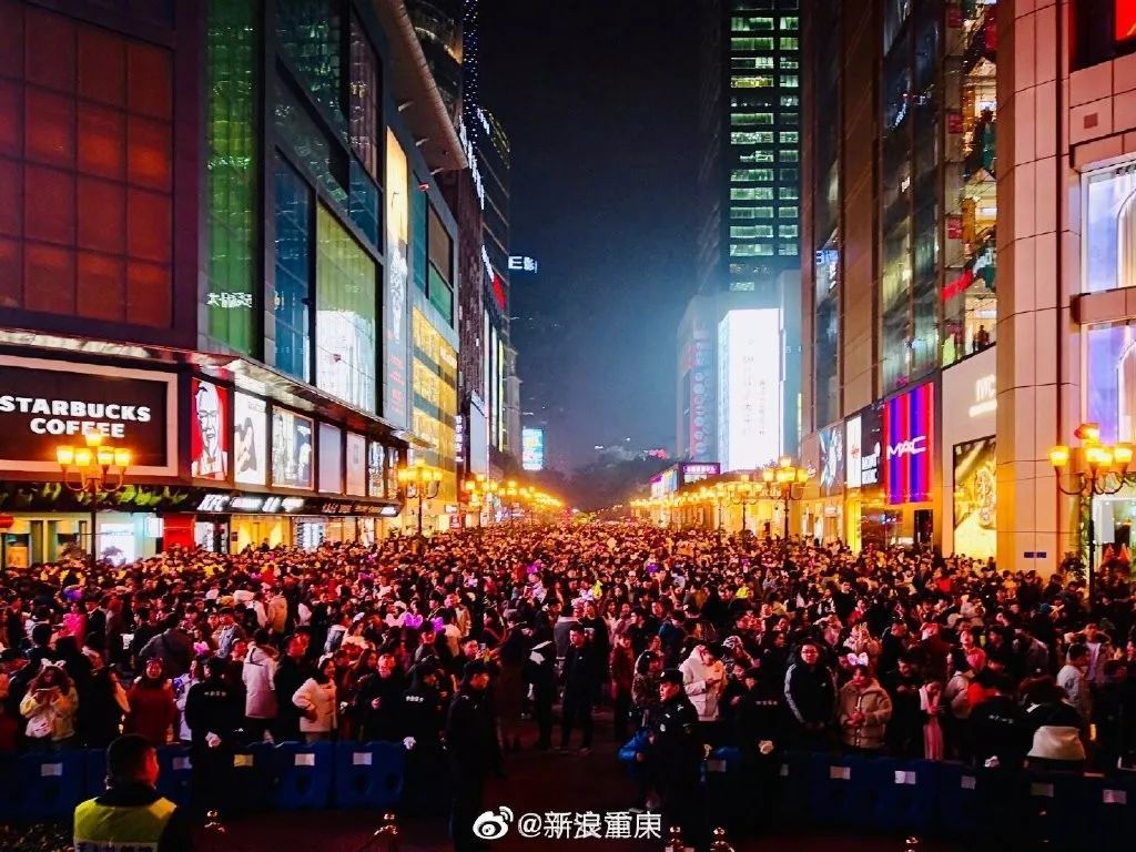 都聚集在解放碑下跨年   迎接2020的到来   现场视频   ▼