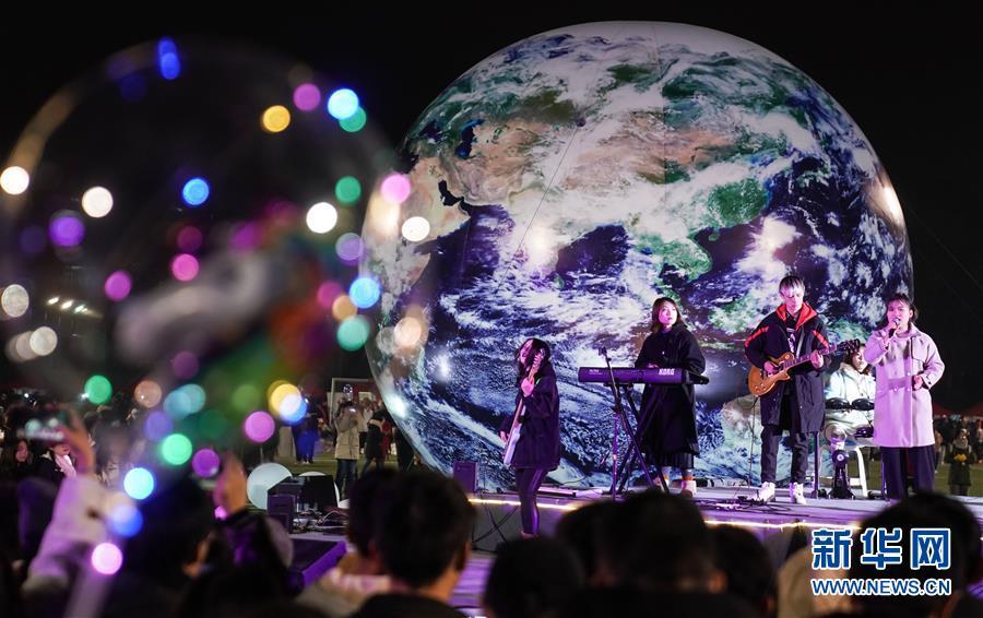 2019年12月31日,在湖北武汉华中农业大学,学生乐队在跨年之夜活动中