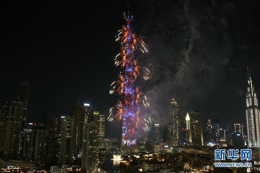 新华网：迪拜哈利法塔上演跨年烟火秀