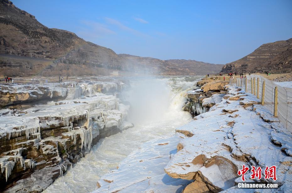 黄河壶口瀑布冬季奇景 冰挂与彩虹交相辉
