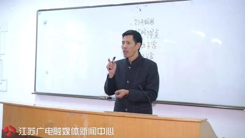[江苏新闻]这20多张欠条他还了8年！背后故事令人泪目