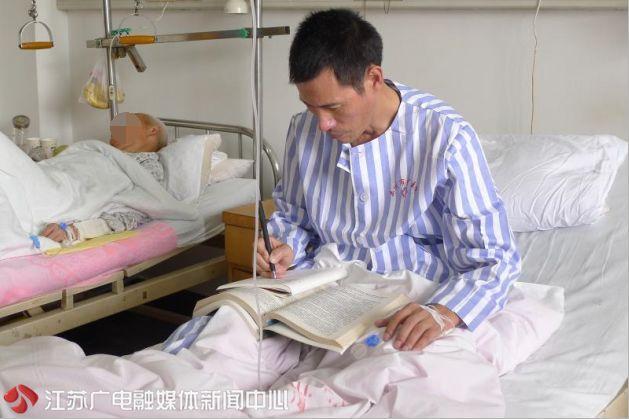 [江苏新闻]这20多张欠条他还了8年！背后故事令人泪目