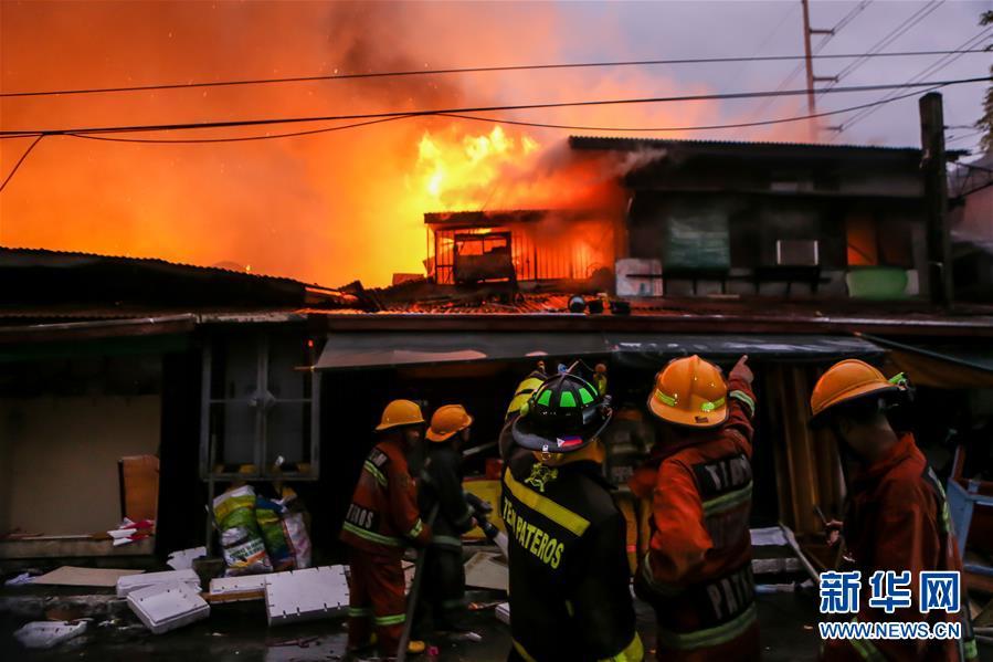 1月1日,在菲律宾首都马尼拉,消防员在火场灭火.