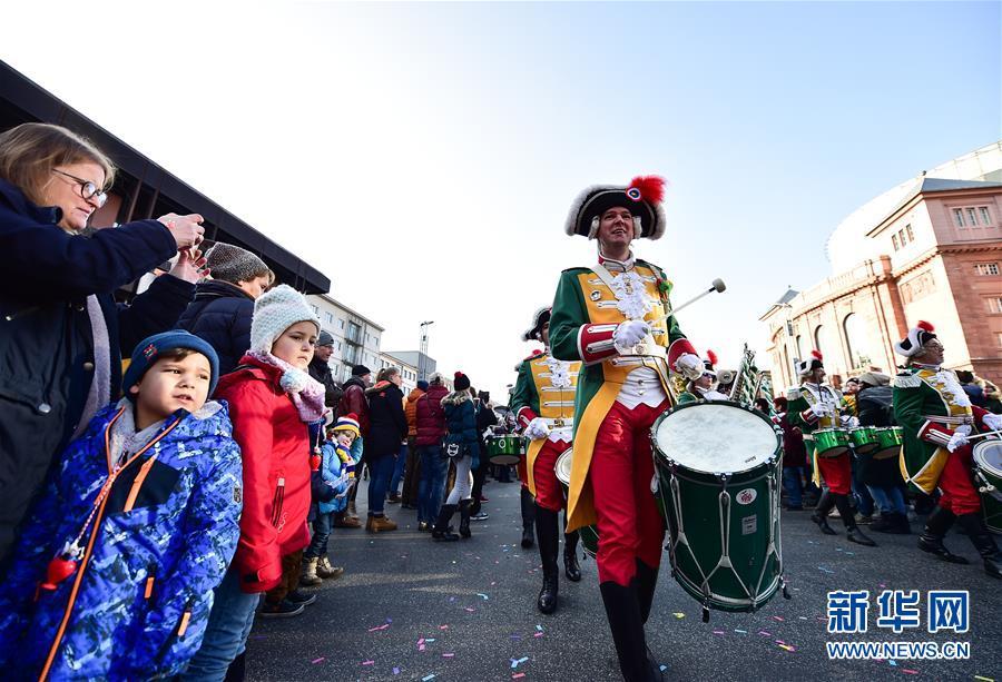 【新华网】德国美因茨举行新年游行活动