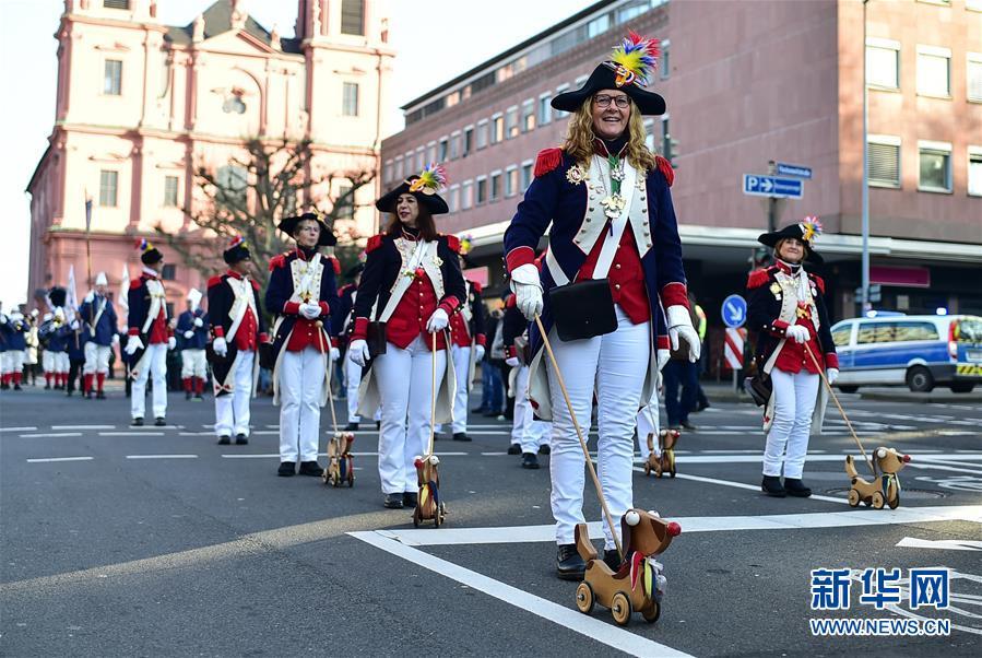 【新华网】德国美因茨举行新年游行活动