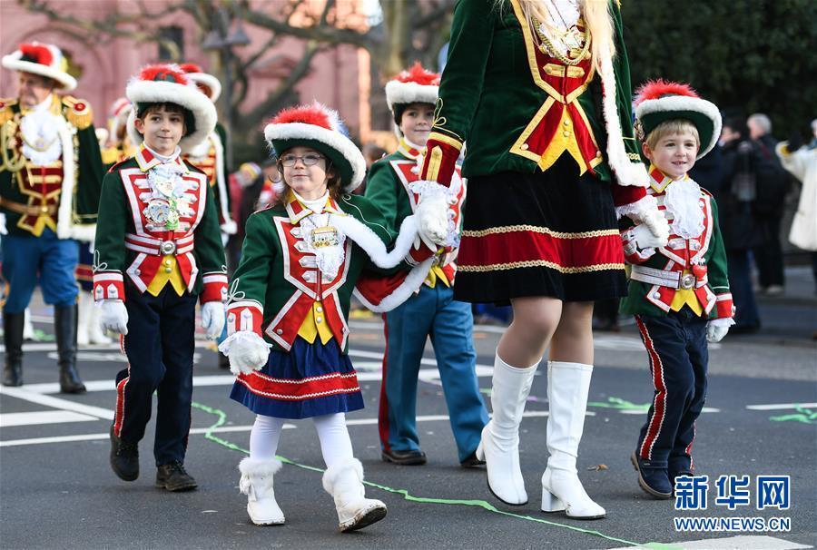 【新华网】德国美因茨举行新年游行活动