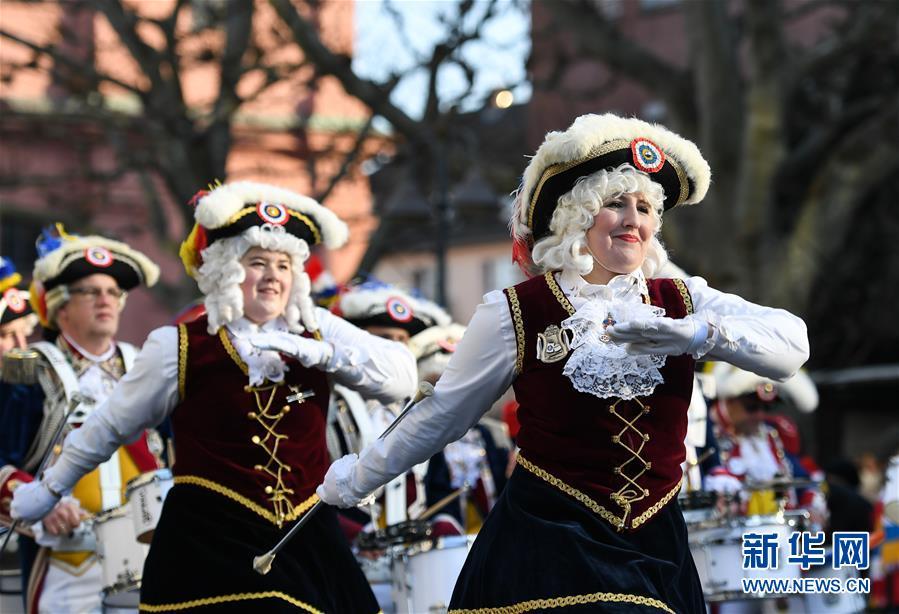 【新华网】德国美因茨举行新年游行活动