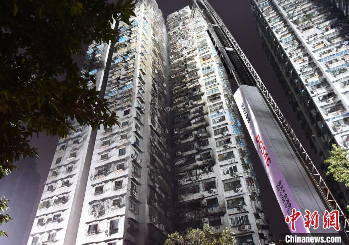 「中国新闻网」重庆居民楼火灾：燃烧4小时 热心人挨家敲门让撤离