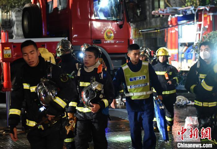 「中国新闻网」重庆居民楼火灾：燃烧4小时 热心人挨家敲门让撤离