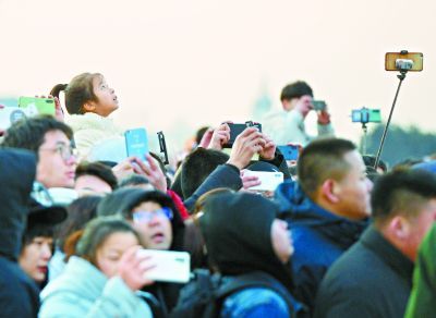 「北京晚报」2020年元旦迎新年首次升旗仪式 5.3万人告白“我爱你祖国!”