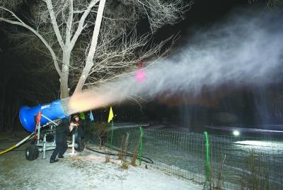 北京日报客户端■趁夜造雪，“只要您喜欢，我们多挨点冻也值了”