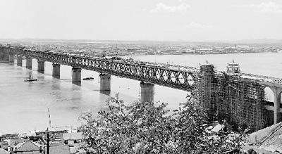 此桥将京汉铁路与粤汉铁路连成一体.