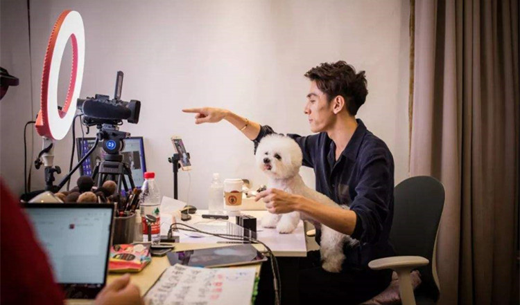 「文汇报」直播业平均招聘月薪9423元，并非人人都是李佳琦